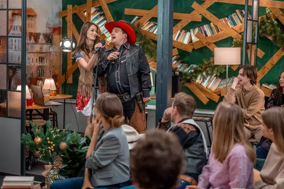 <p>Nekonečný seriál Ulice sleduje dramatické osudy několika spřátelených rodin žijících v sousedstvi</p>
