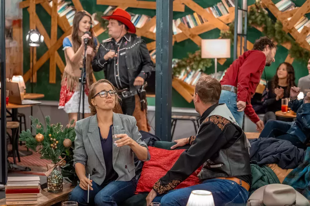 <p>Nekonečný seriál Ulice sleduje dramatické osudy několika spřátelených rodin žijících v sousedstvi</p>
