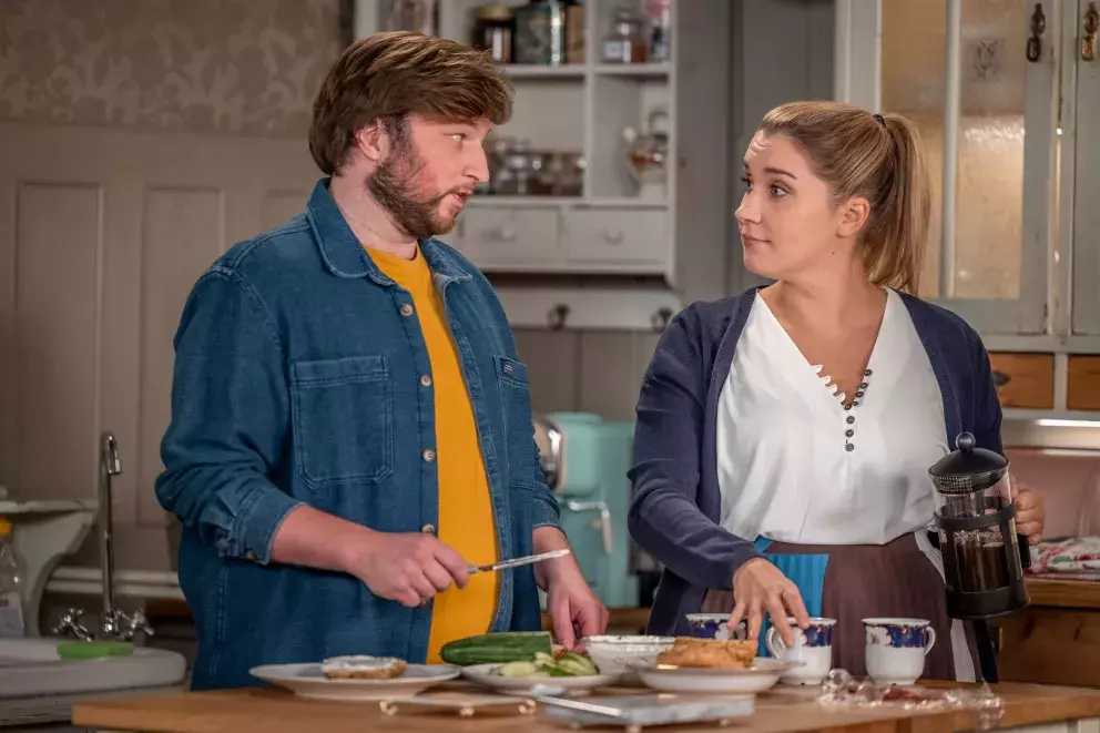 <p>Nekonečný seriál Ulice sleduje dramatické osudy několika spřátelených rodin žijících v sousedstvi</p>
