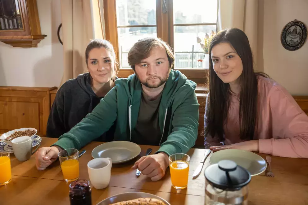 <p>Nekonečný seriál Ulice sleduje dramatické osudy několika spřátelených rodin žijících v sousedstvi</p>
