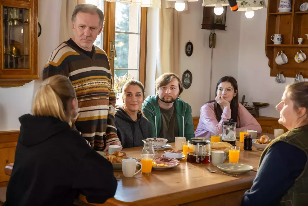 <p>Nekonečný seriál Ulice sleduje dramatické osudy několika spřátelených rodin žijících v sousedstvi</p>
