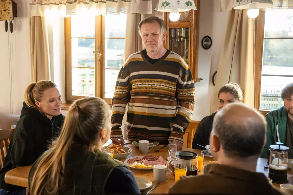 <p>Nekonečný seriál Ulice sleduje dramatické osudy několika spřátelených rodin žijících v sousedstvi</p>
