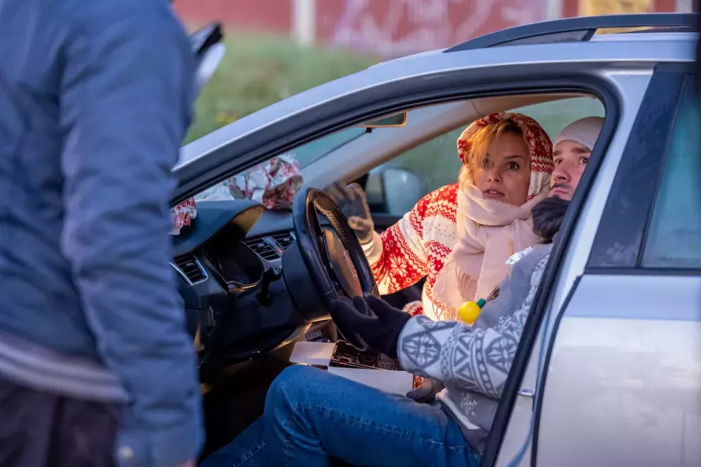 seriál Ulice, v autě