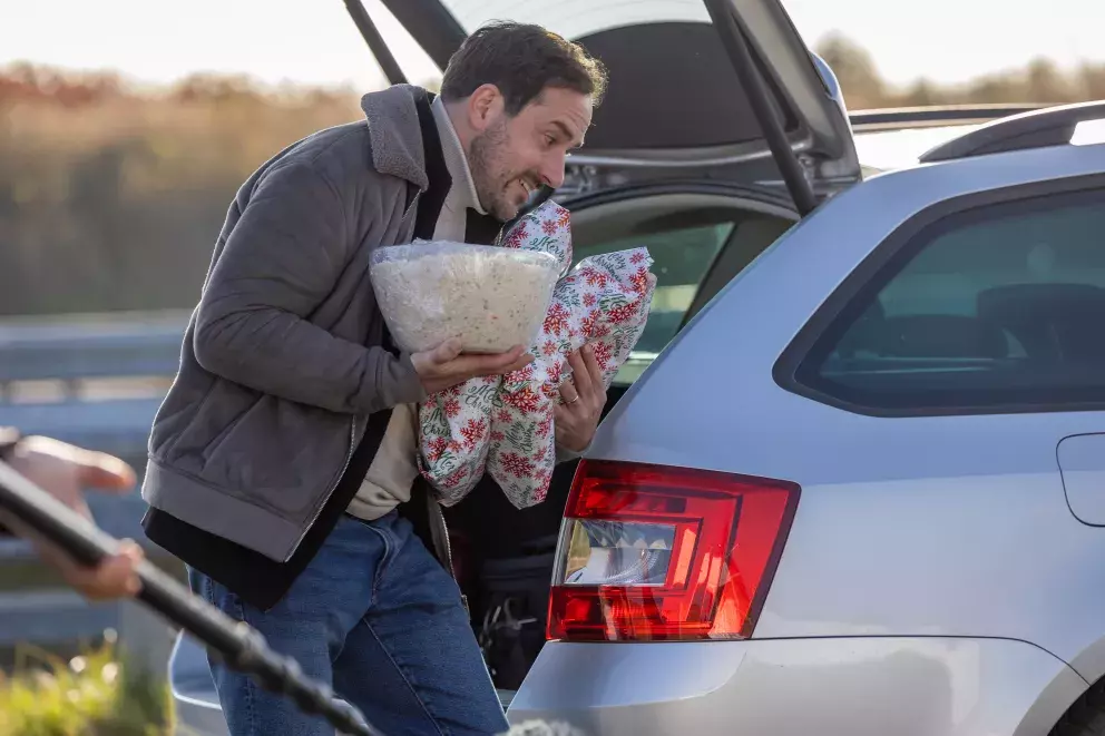 seriál Ulice, u auta