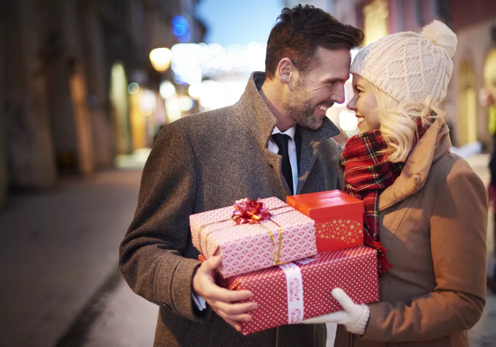 muž a žena s dárky