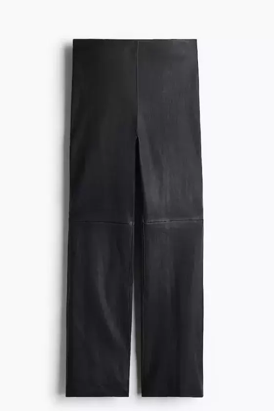 Rovné kožené kalhoty, H&M, 5 999 Kč