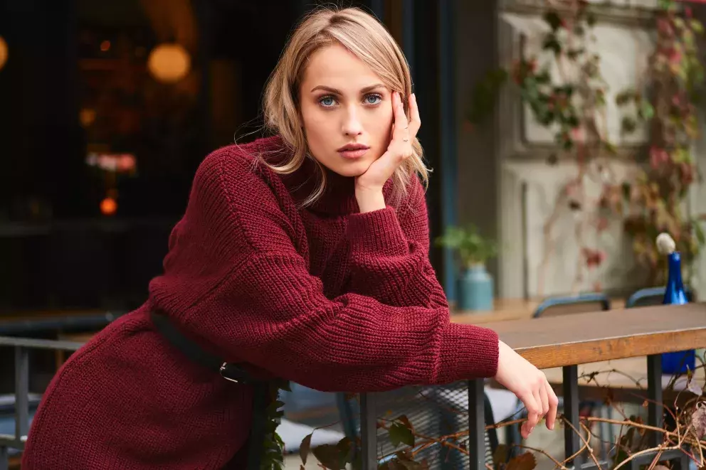 žena v rudém dlouhém svetru