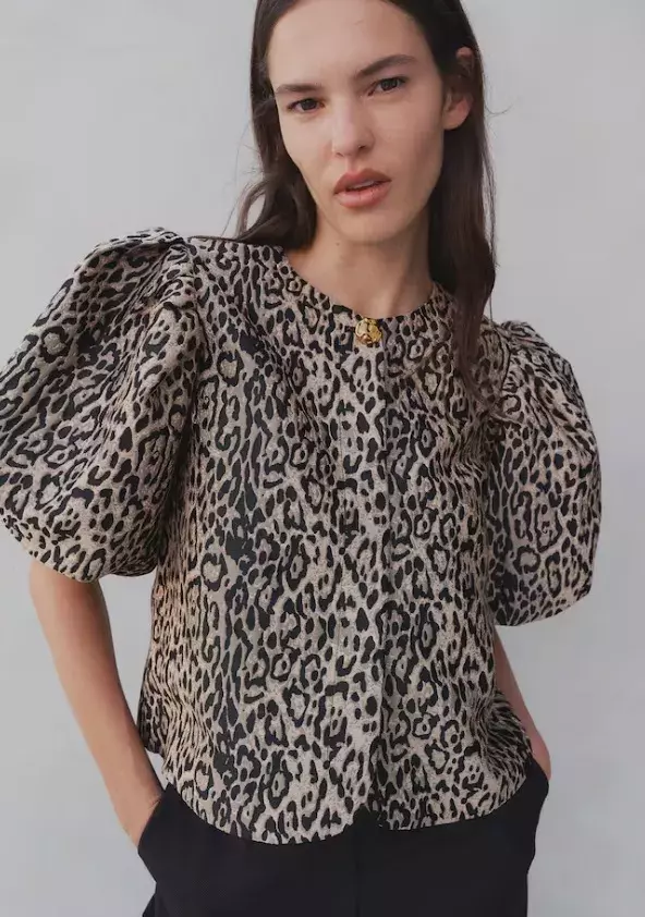 Halenka s balonovým rukávem, H&M, 1 199 Kč