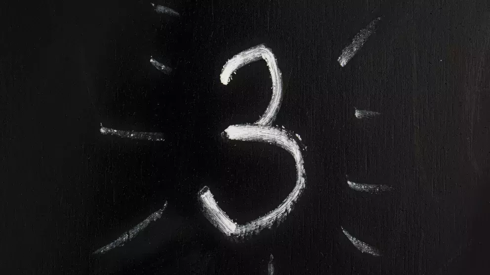 <p><strong>Osobní měsíční číslo 3</strong></p>

<p>Měsíční numerologická předpověď naznačuje, že lidé s číslem 3 mohou tento měsíc získat pochvalu a <strong>uznání od starších osob a vyšších autorit za své dosavadní úsilí a potenciál.</strong>Můžete také navázat spolupráci s kolegy, což vám otevře dveře k zajímavým kariérním možnostem. </p>

<p>Po celý tento měsíc budete vyzařovat šarm a sebevědomí, což vám může pomoci přilákat potenciálního partnera, pokud jste nezadaní. Dokonce byste mohli začít chodit s někým novým. Jste-li zadaní, můžete se s partnerem či partnerkou účastnit společenských akcí nebo večírků, což posílí vaše pouto a vytvoří nezapomenutelné společné zážitky. Můžete také pocítit inspiraci k výzdobě svého domova nebo přidat estetické prvky do svého prostoru, čímž zvýšíte jeho krásu a pohodlí. Dávejte si však pozor na přílišné vyčerpání, protože přílišné tlačení na pilu by mohlo vést k vyhoření. Nezapomeňte upřednostnit odpočinek a péči o sebe, abyste si udrželi energii a pohodu.</p>
