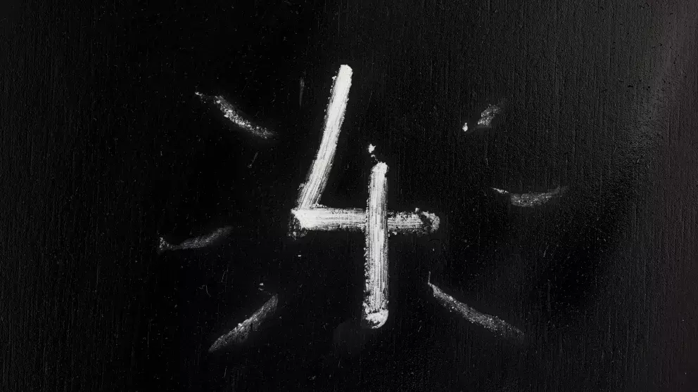 <p><strong>Osobní měsíční číslo 4</strong></p>

<p>Březen lidem s číslem 4 přinese stabilitu, pečující vztahy a trochu tvrdohlavosti. Podle měsíční numerologické předpovědi však existuje možnost, že věci nepůjdou přesně podle plánu.Buďte flexibilní a otevření spontánnímu vývoji v pracovní oblasti, abyste se mohli hladce přizpůsobit. Kromě toho byste se měli držet svého finančního plánu a vyvarovat se zbytečného luxusu a výdajů, abyste si zachovali finanční jistotu.</p>

<p>V manželském životě se vám může stát, že se při rozhovorech s partnerem budete chovat poněkud tvrdohlavě. Snažte se komunikovat jasně a nedovolte, aby drobné obavy vyvolávaly napětí. Tento měsíc se také můžete potýkat s výkyvy nálad, takže bude náročné rozumně zvládat pracovní zátěž. K udržení produktivity bez pocitu zahlcení bude nezbytné upřednostnit hospodaření s časem a emoční rovnováhu. Všímejte si svých emocí a činů a vědomě se snažte udržet rovnováhu ve všech oblastech života.</p>
