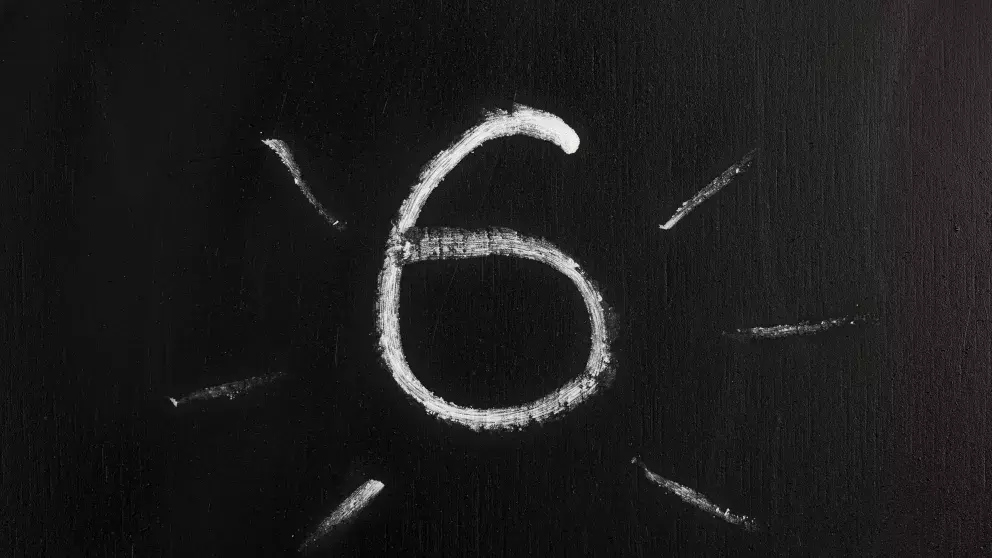 <p><strong>Osobní měsíční číslo 6</strong></p>

<p>Pro zrozence s číslem 6 přinese březen sebelásku, silnou týmovou spolupráci a finanční zisk. Podle numerologické předpovědi se můžete cítit více nakloněni spolupráci s kolegy, což je skvělý čas pro brainstorming, sdílení nápadů a navazování kontaktů. Budete usilovat o dokonalost svých projektů, a dokonce budete podstupovat určitá vypočítavá rizika, abyste dosáhli svých cílů. Pokud podnikáte, mohl by to být měsíc, kdy konečně potvrdíte dlouho očekávanou dohodu. Doma se mohou objevit také diskuse o financích, proto se snažte zůstat otevření a upřímní, abyste se vyhnuli případným nedorozuměním.</p>

<p>V osobním životě, pokud jste nezadaní, můžete potkat okouzlujícího a výrazného partnera, který doplní vaši energii a touhy. Jste-li zadaní, můžete úspěšně vyvažovat své vlastní štěstí a zároveň hýčkat svého partnera, což povede k větší harmonii ve vašem vztahu. Březen bude obdobím růstu, propojení a úspěchu, díky čemuž je nezbytné přijímat nové příležitosti a otevřeně komunikovat ve všech oblastech vašeho života.</p>
