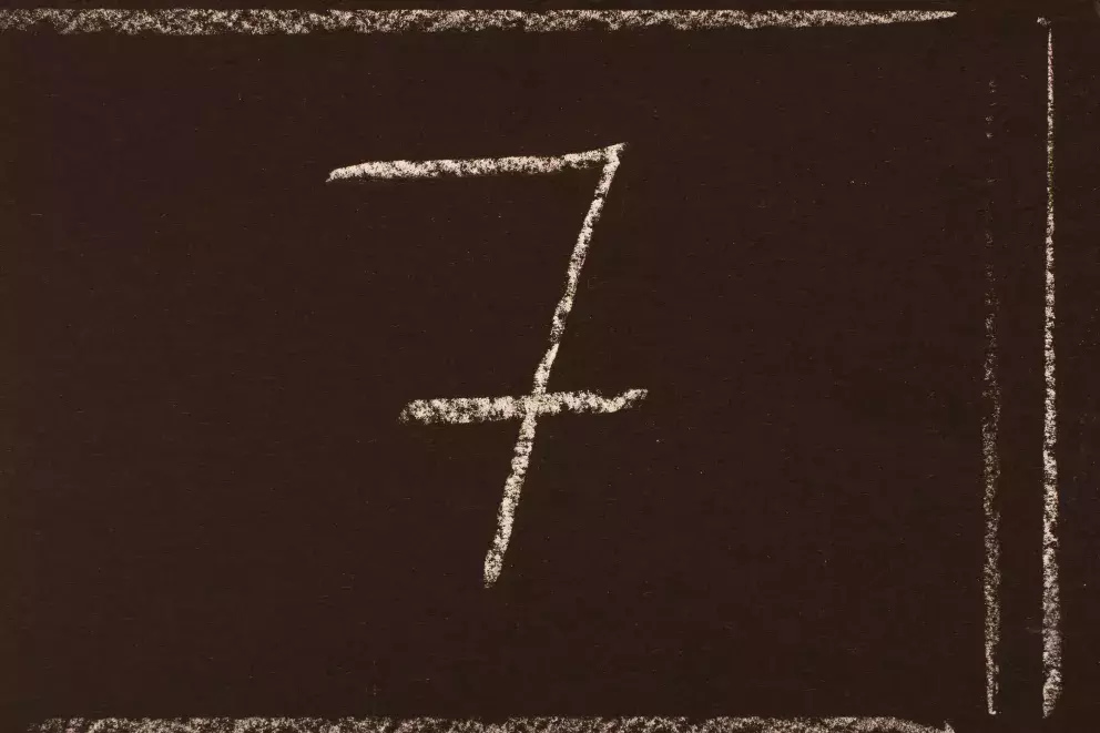 <p><strong>Osobní měsíční číslo 7</strong></p>

<p>Numerologická předpověď na březen 2025 ukazuje, že lidé s číslem 7 budou tento měsíc balancovat mezi vnitřními emocemi, samotou a snahou o vyjasnit si s ostatními, co je trápí. Tento měsíc se můžete v práci cítit poněkud roztěkaní. Snažte se zůstat soustředění a nenechte se unést přílišným přemýšlením. Z finančního hlediska bude tento měsíc stabilní a bude se vám dařit udržovat rovnováhu mezi úsporami a výdaji. S penězi budete pravděpodobně hospodařit moudře, což vám zajistí finanční jistotu a zároveň si dovolíte trochu požitkářství.</p>

<p>Ve vztazích se můžete cítit citově odloučeni od svého partnera a můžete mít potřebu strávit nějaký čas o samotě a přemýšlet o svých emocích. Jste-li zadaní, mohli byste s partnerem vést hluboký a smysluplný rozhovor, který může vést k většímu vyjasnění a vyřešení přetrvávajících problémů. Abyste si udrželi celkovou pohodu, měli byste se zaměřit na správný spánkový režim, protože jedině tak se vyhnete vyčerpání a únavě. </p>
