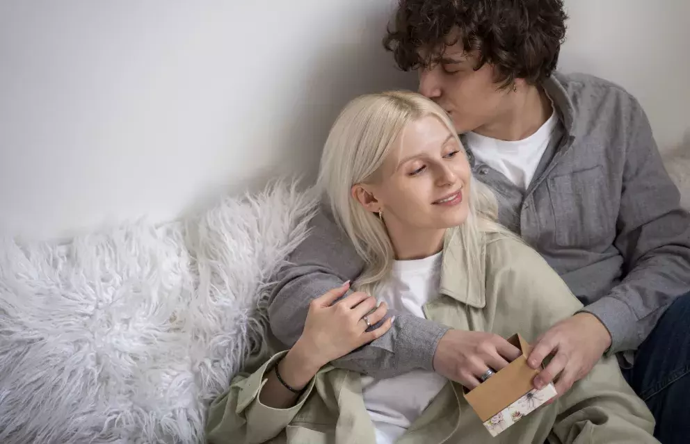 mladý pár, dárek, láska