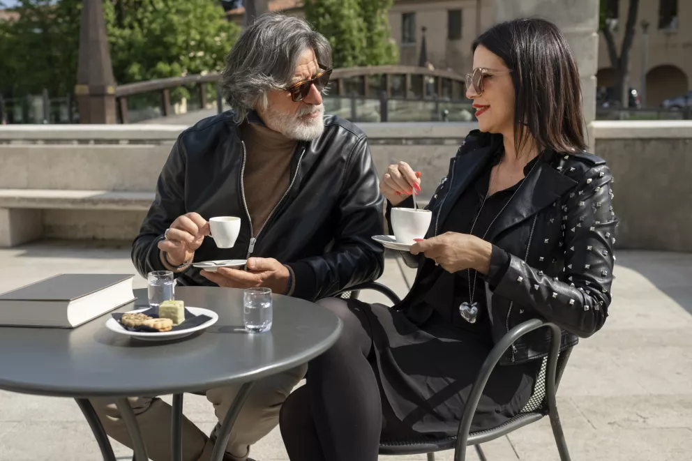 starší muž, mladší žena, káva