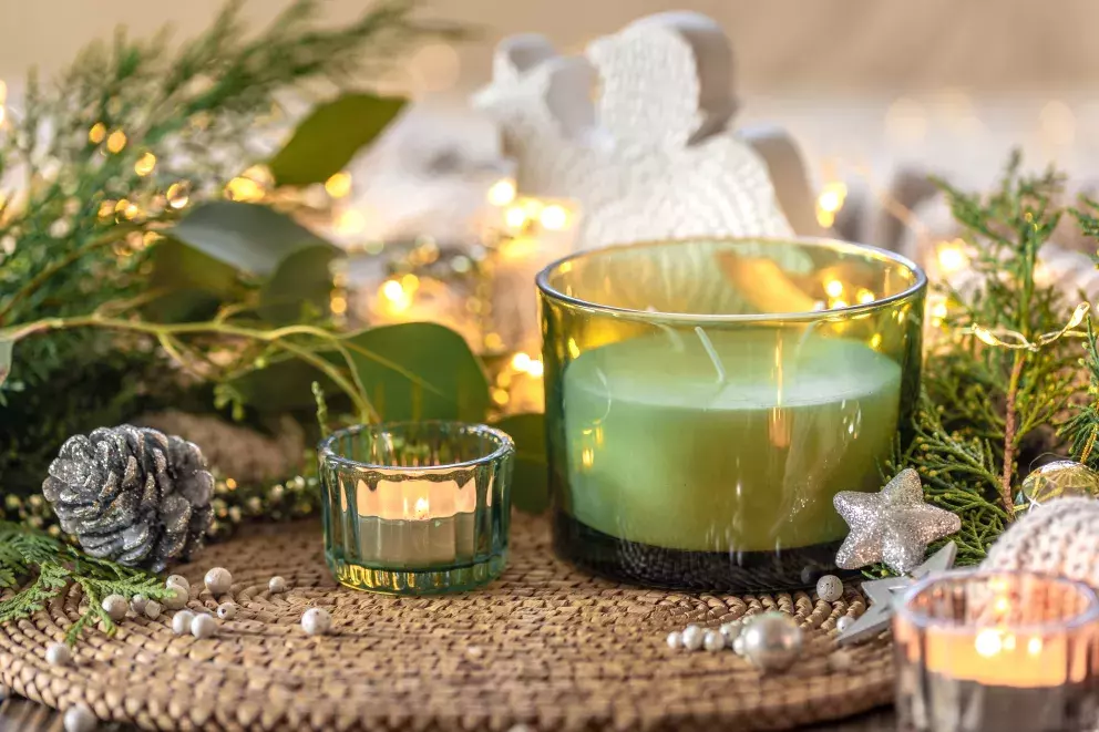 zelená svíčka a zlatá světýlka