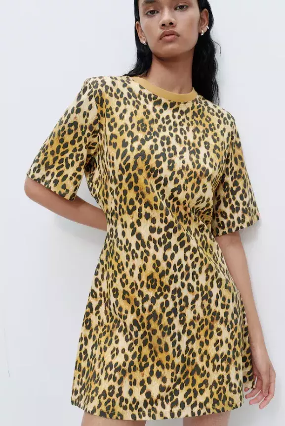 Tričkové šaty s ramenními vycpávkami, H&M, 479 Kč