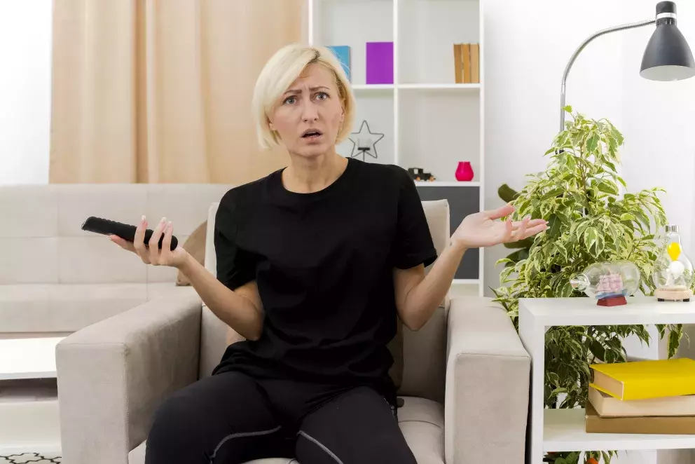 žena, rozhořčení, telefon