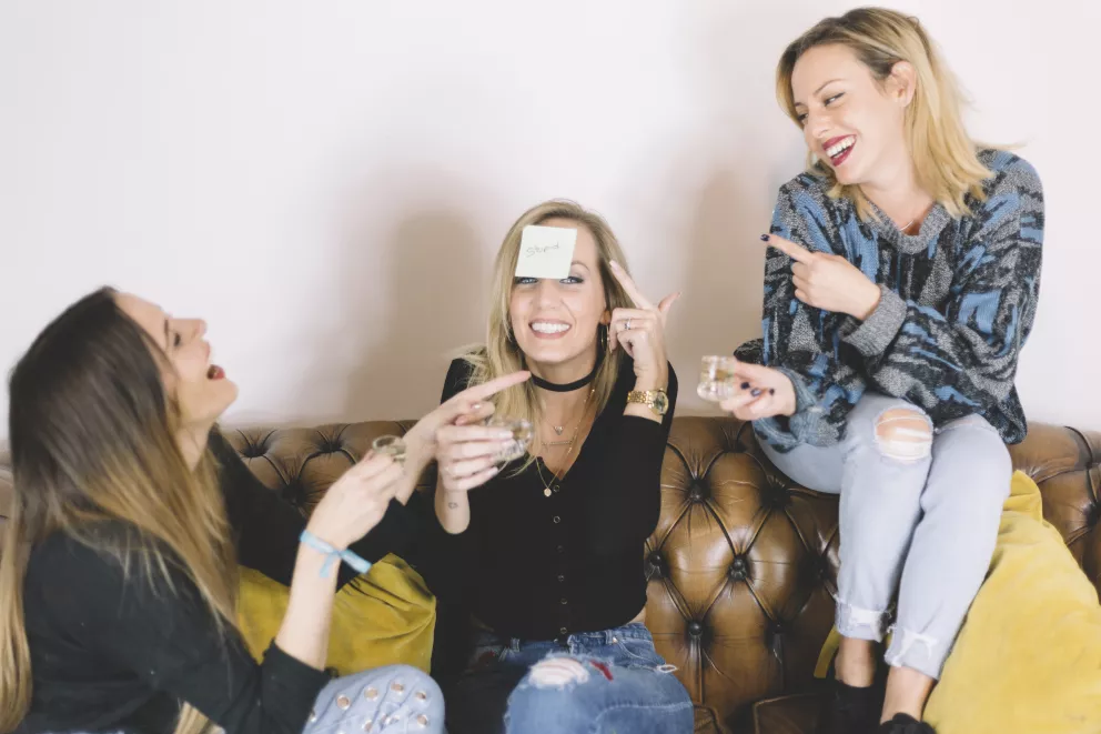 ženy hrají hru se slovy