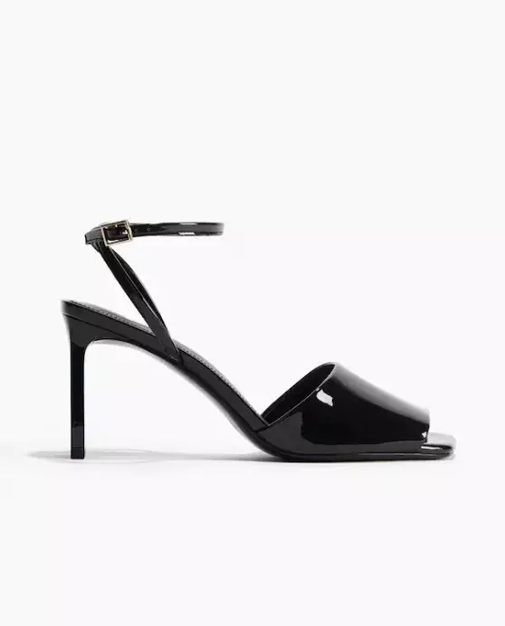 Lesklé sandálky na podpatku s hranatou špičkou, H&M, 959 Kč