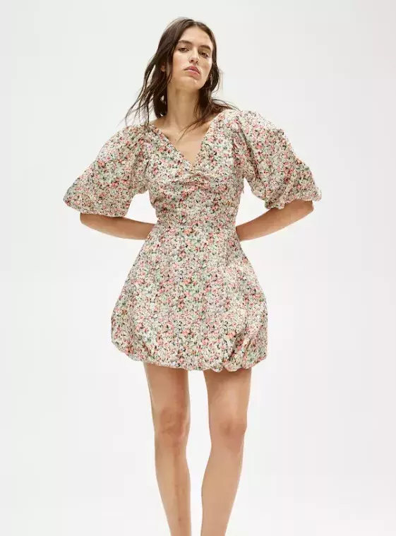 Načechrané šaty se zadní vázačkou, H&M, 959 Kč