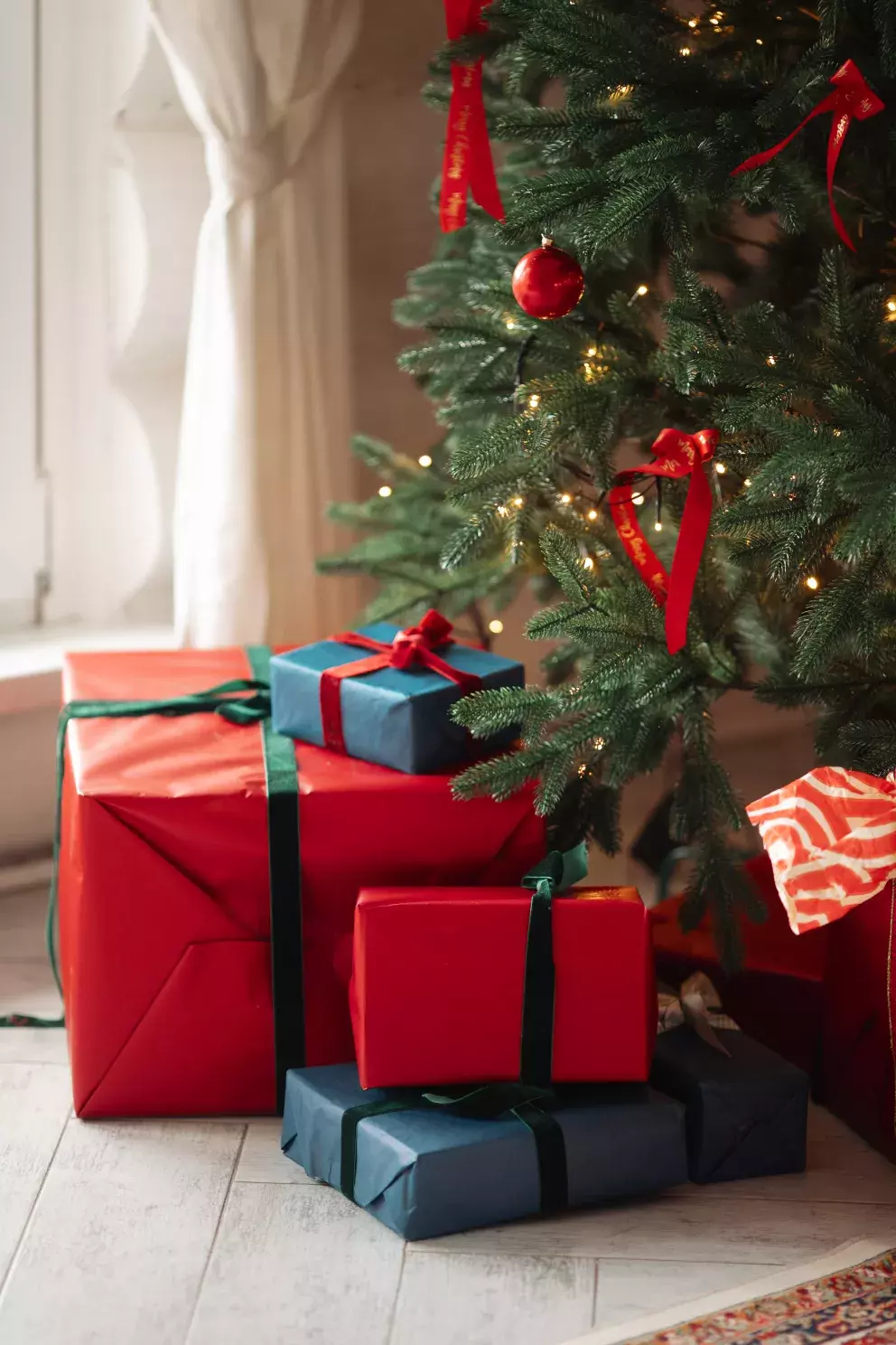 vánoční stromeček, dárky
