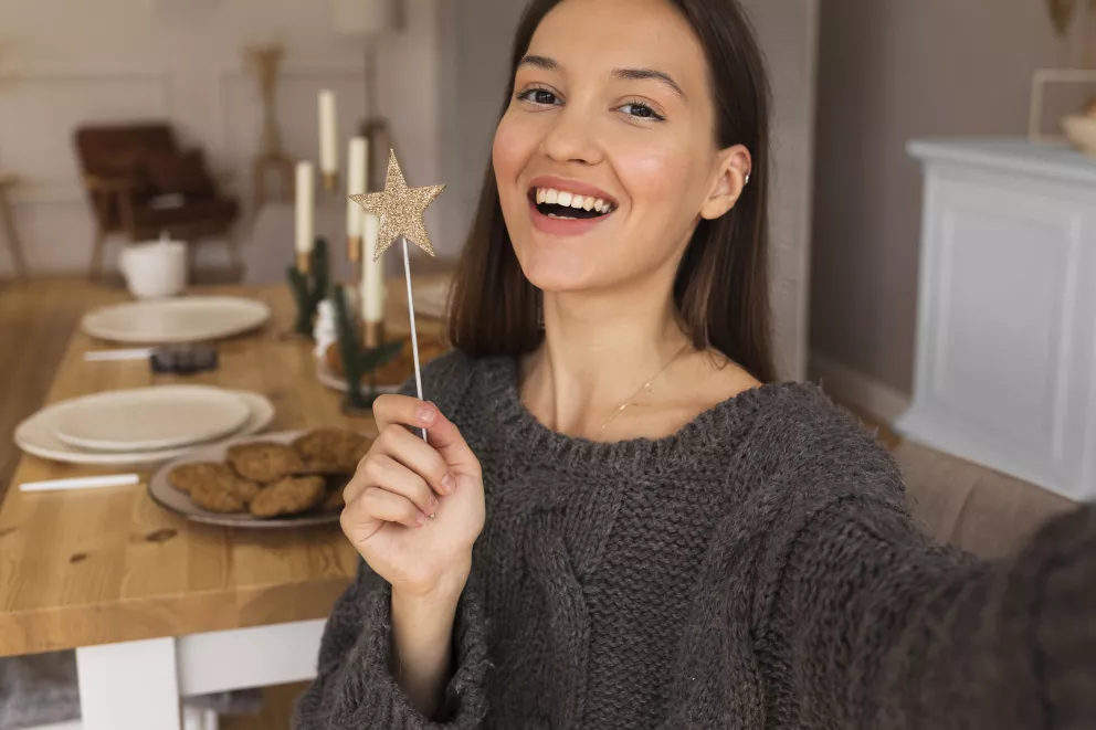Usměvavá žena u vánočního stolu
