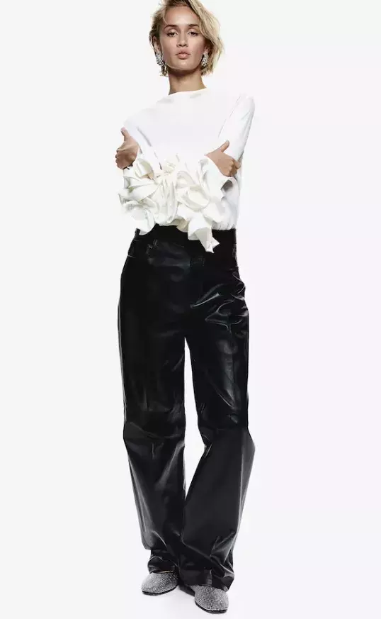 Rovné kožené kalhoty, H&M, 6 799 Kč