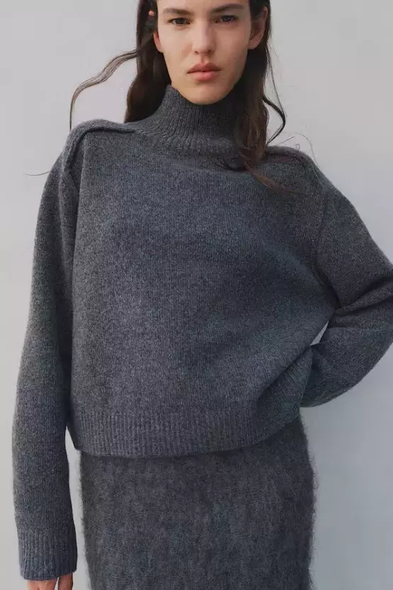 Svetr s vysokým límcem, H&M, 499 Kč