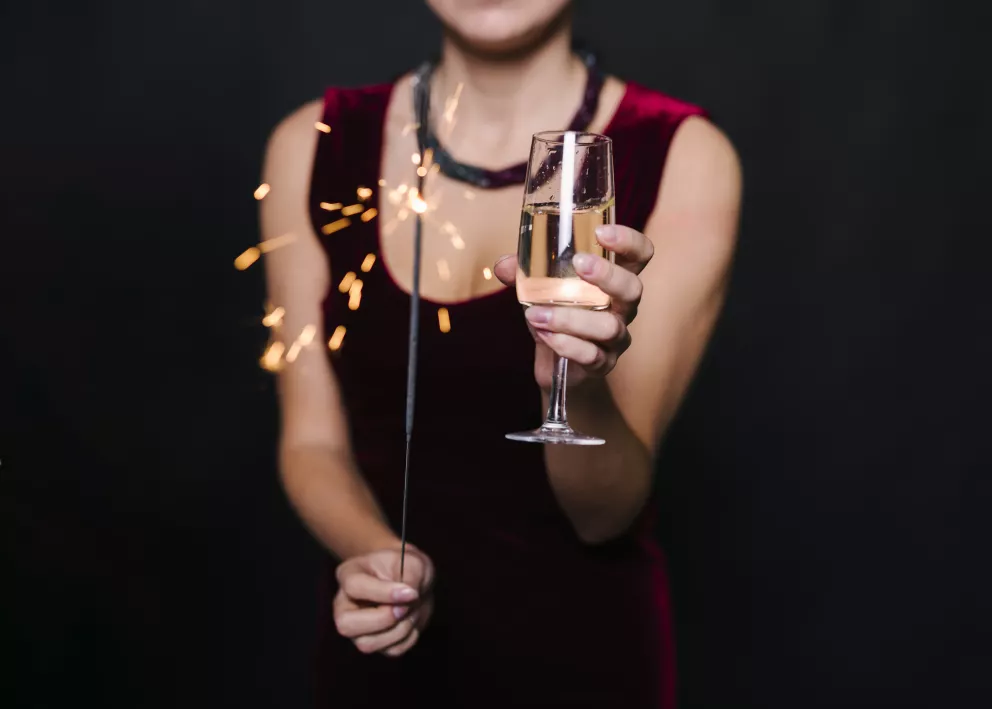 žena se skleničkou v ruce