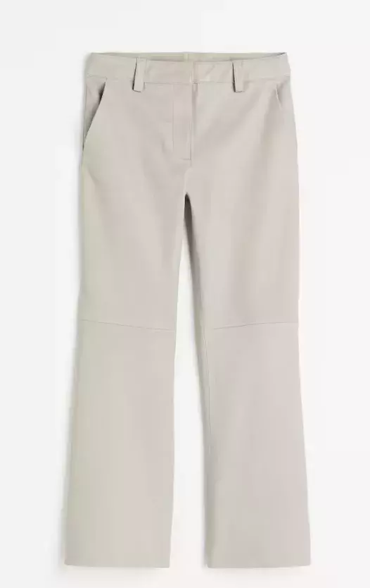 Bílé kalhoty z pravé kůže, H&M, 5 999 Kč