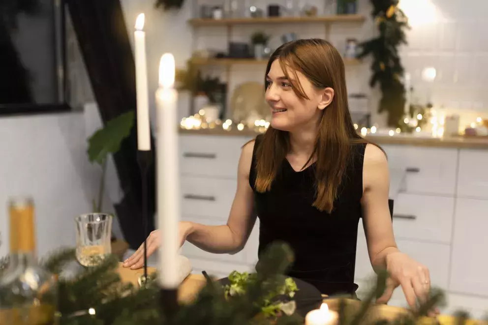 veselá žena před Vánocemi