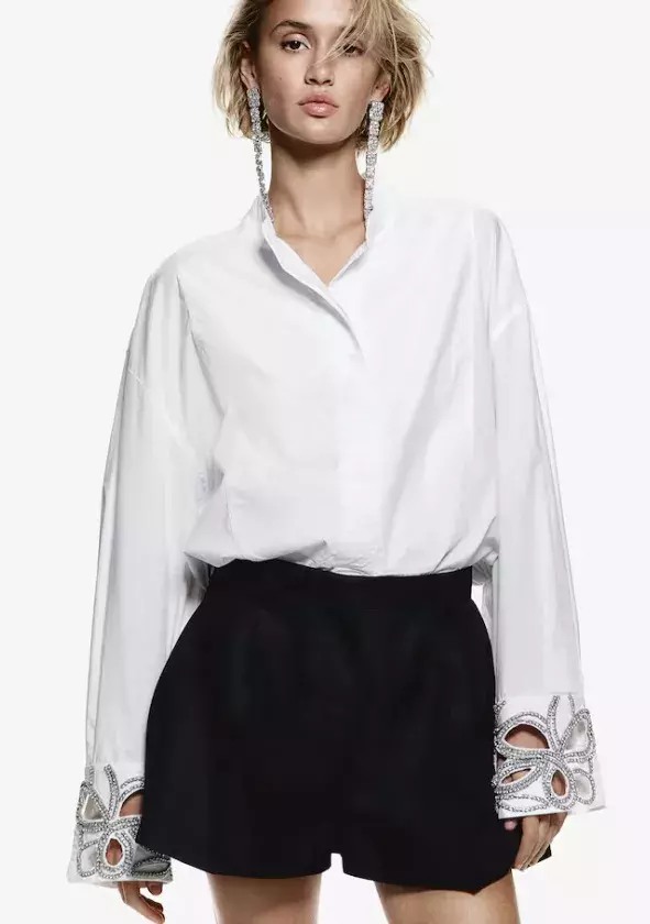 Smokingová košile se štrasem, H&M, 1 699 Kč