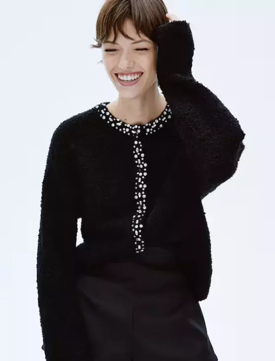 Propínací svetr zdobený štrasem, H&M, 1 199 Kč