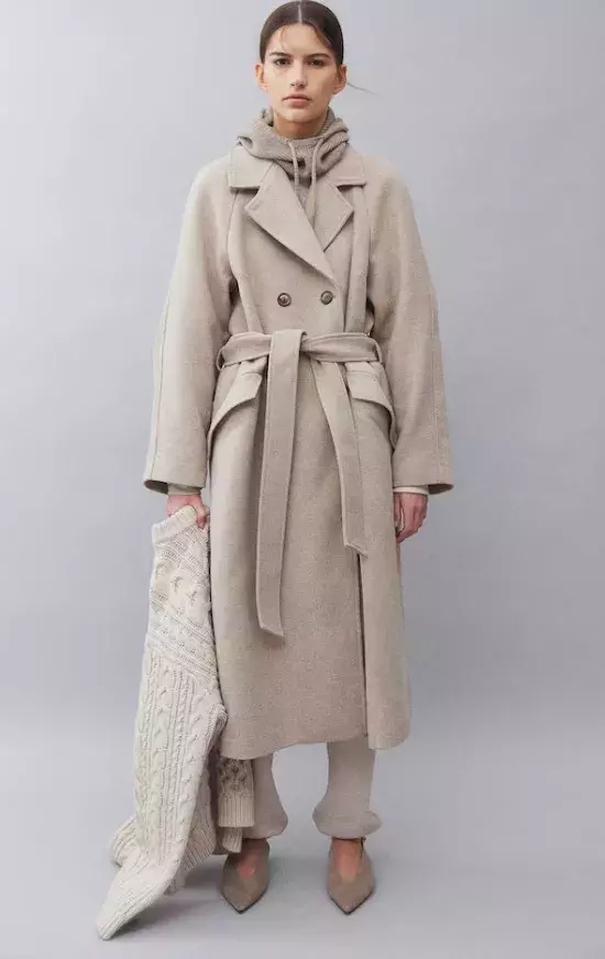 Kabát s vázacím páskem, H&M, 1 899 Kč