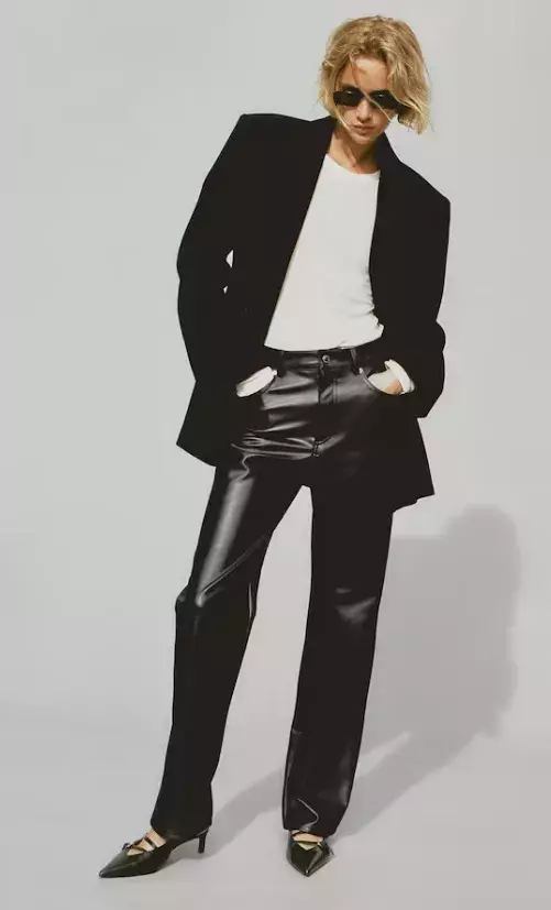 Rovné kalhoty s povrchovou úpravou, H&M, 719 Kč