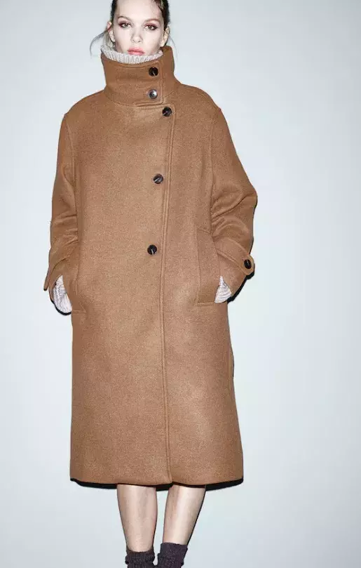 Kabát s vysokým límcem, H&M, 1 899 Kč