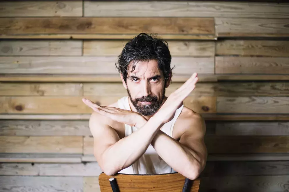 muž, naštvaný, vousy, zkřížené ruce