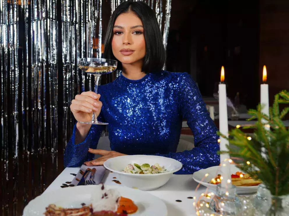 Flitrové šaty ve výrazné barvě vám dodají porci sebevědomí. 