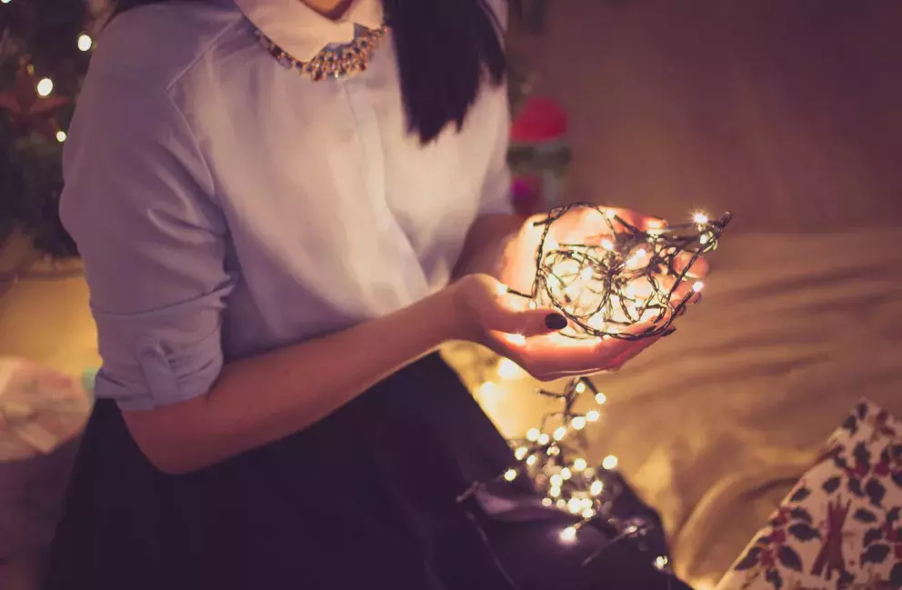 I jednoduchá halenka může být noblesní, stačí ji doplnit výrazným náhrdelníkem. 