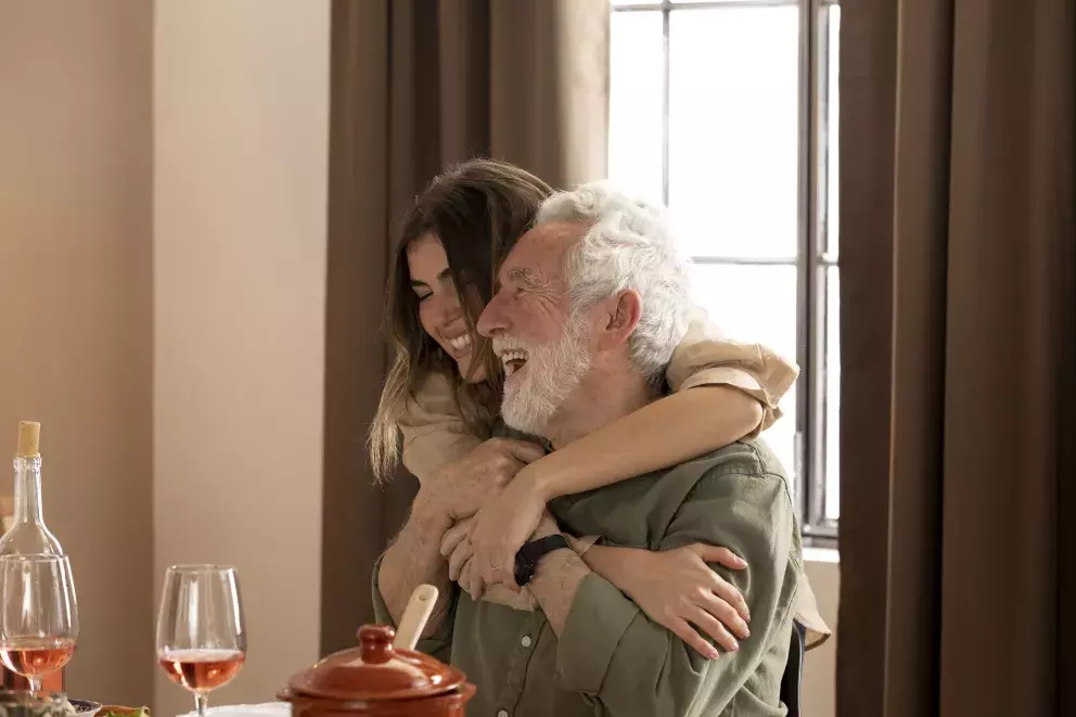 starý muž, mladá žena, objetí