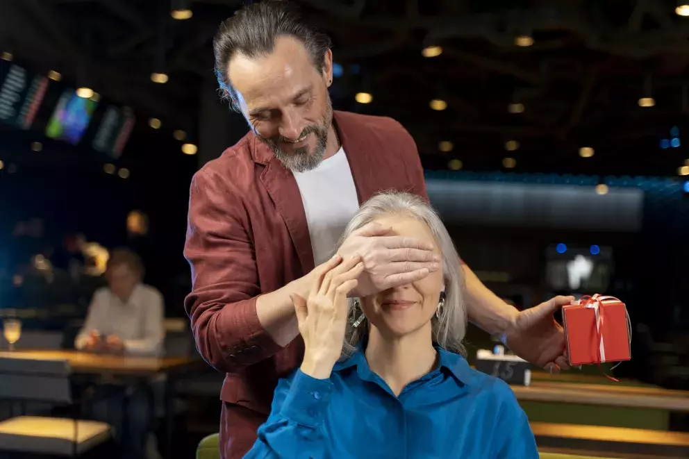 muž, žena, překvapení, dárek