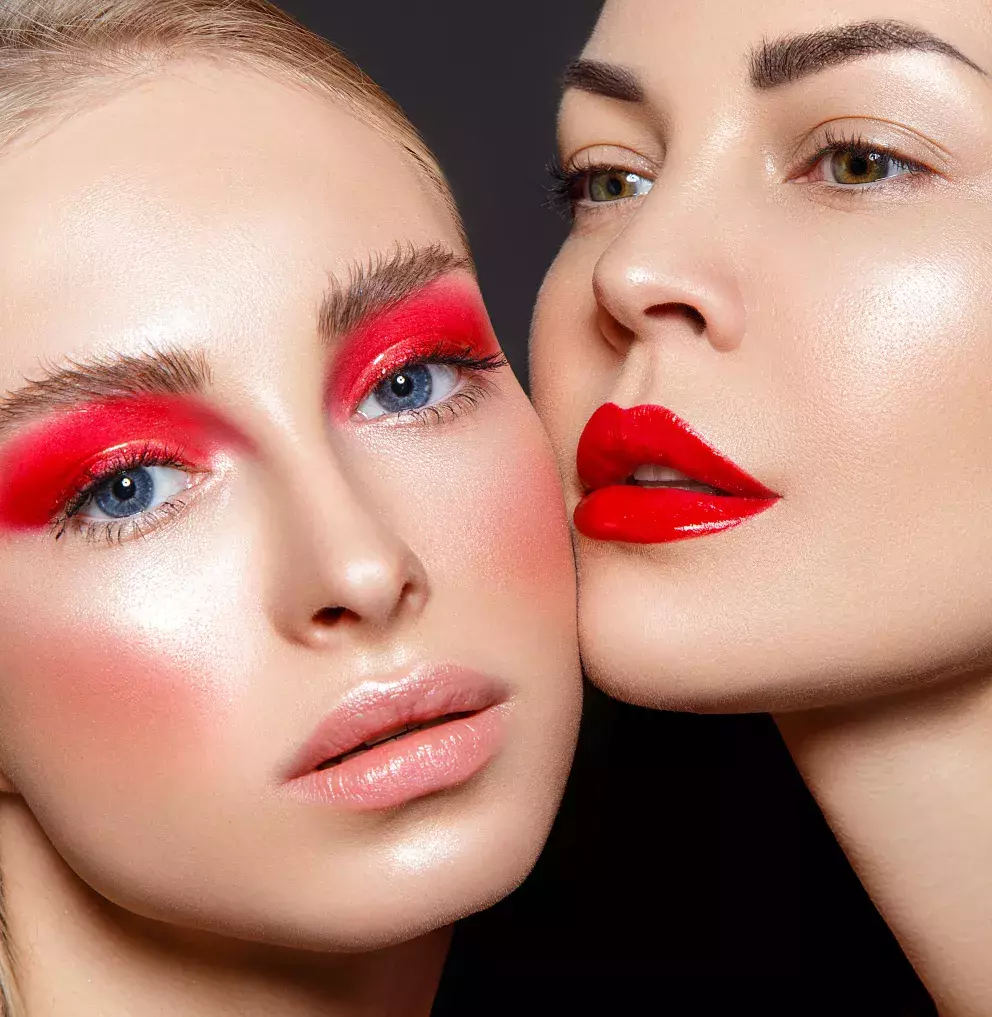 Červené líčení očí