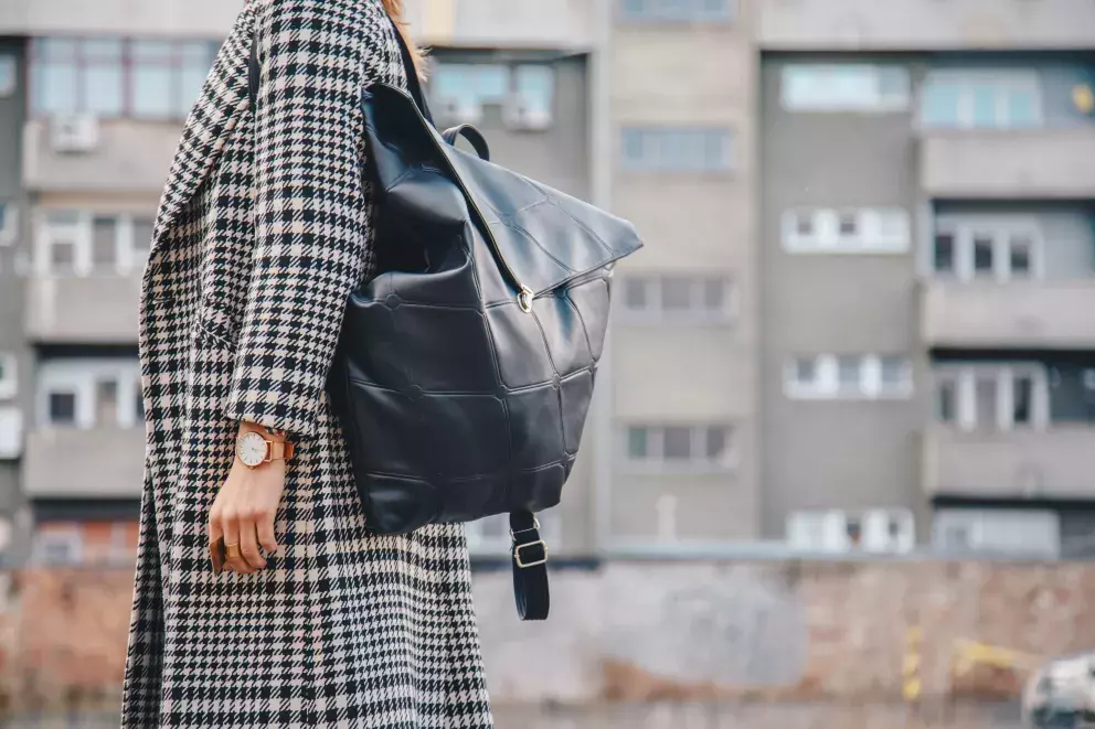 Pepito vzor a černá kůže. Elegantní kombinace do města i do práce. 