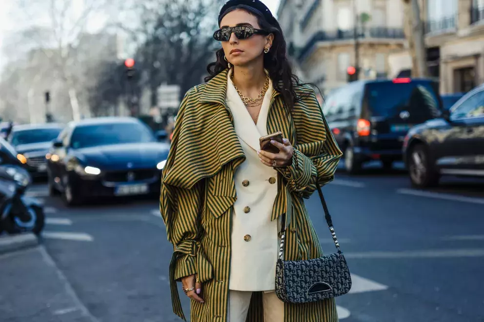 Na první pohled zaujmou originální střihy oblečení. 