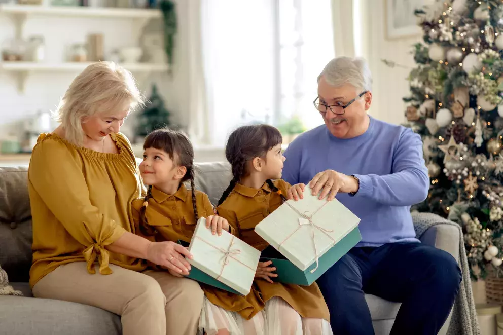 Splývavé halenky ve zlatých tónech jsou nejen pohodlné, ale i krásné. 