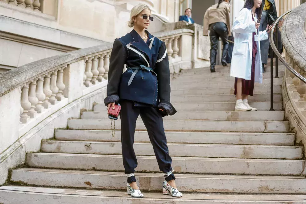 Dámský komplet v netradiční podobě. Všimněte si promyšlených doplňků. 