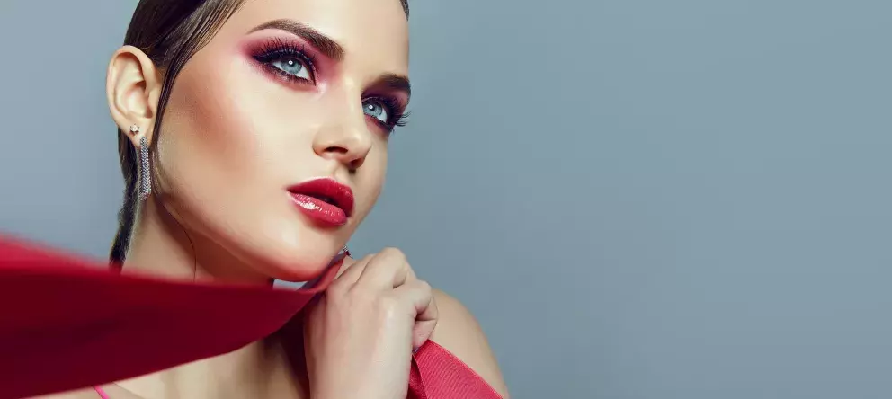 Červené líčení očí