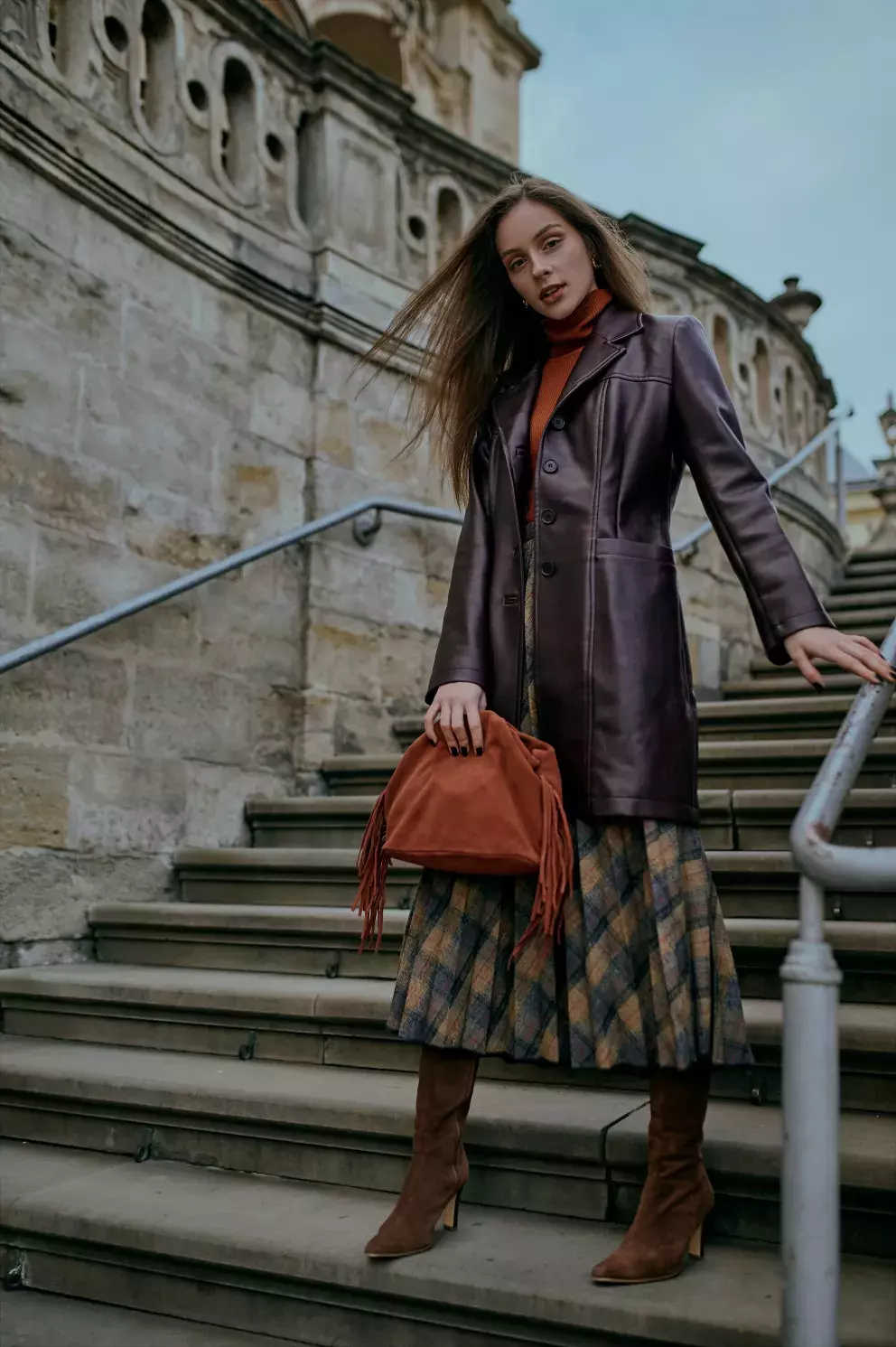 Skládaná sukně s kostkou a lesklý kabát či bunda – seznamte se s trendy letošní zimy. 