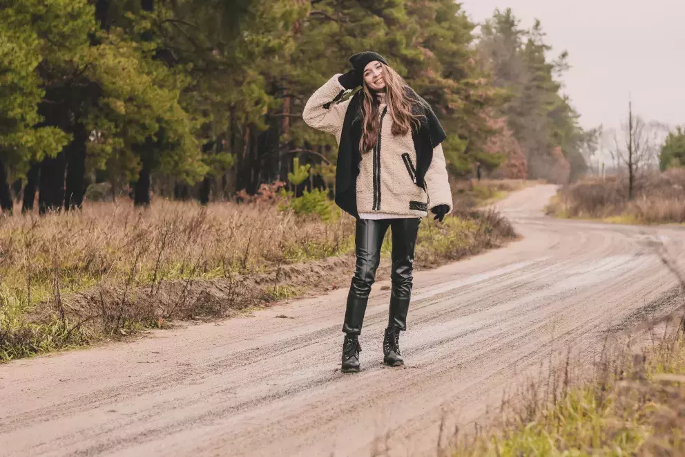 V kožených kalhotách můžete vyrazit i na procházku do přírody. 