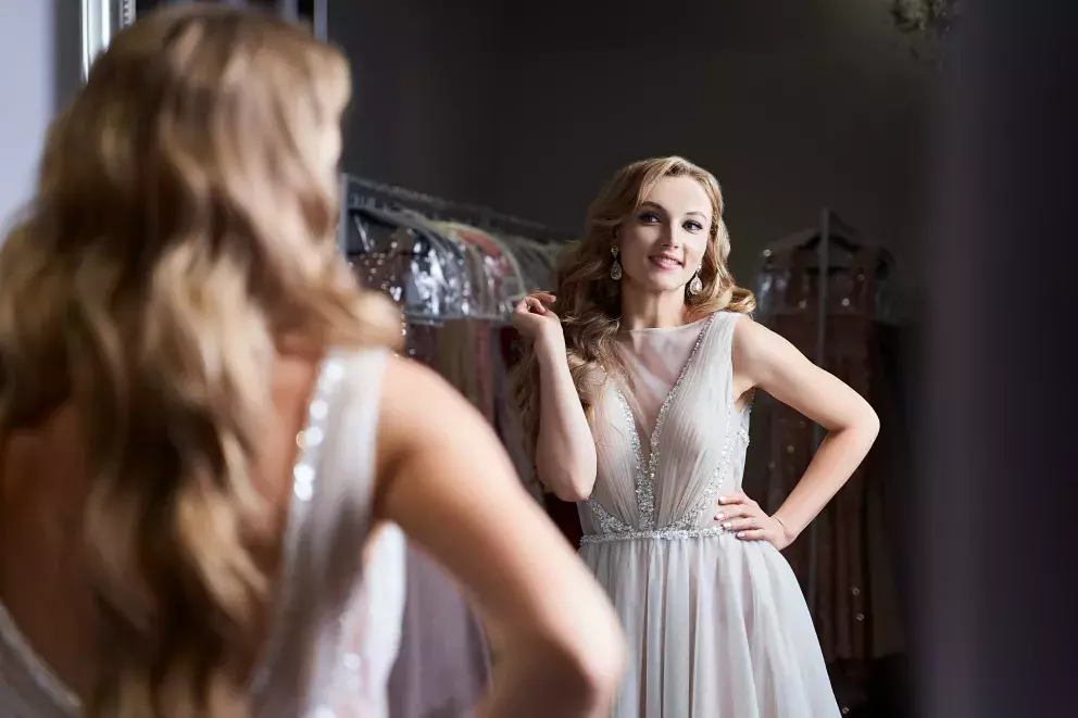 Šifonové detaily dodávají šatům na kráse. Elegantně vyřeší i hlubší výstřih. 